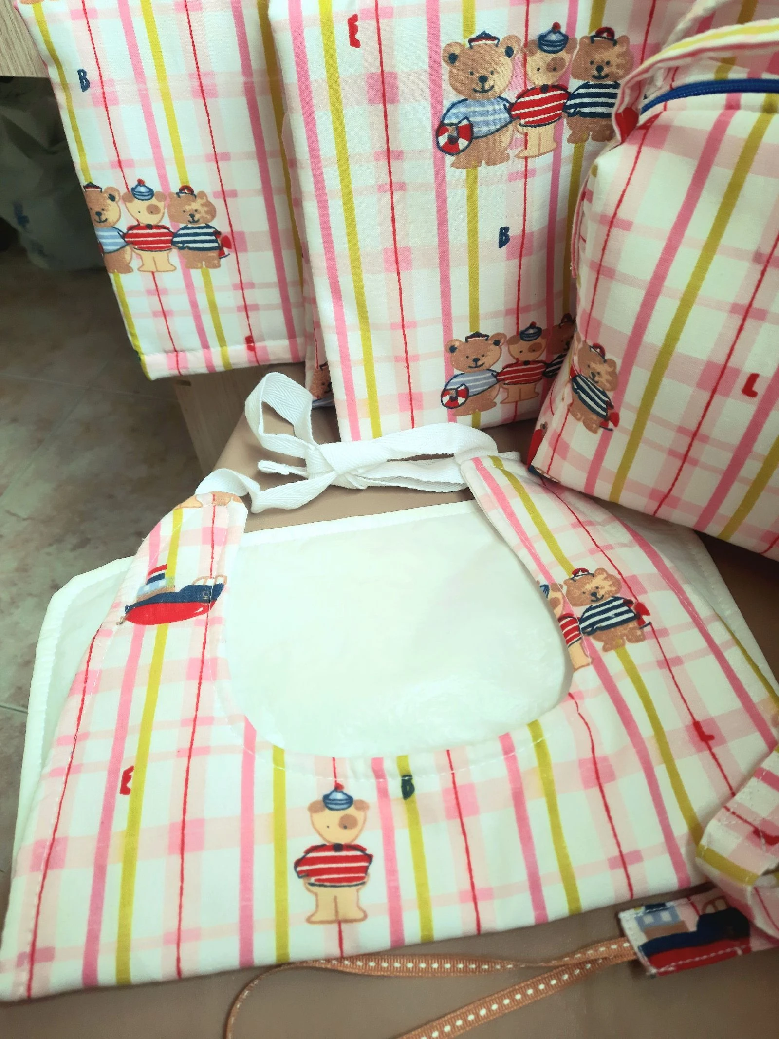 Lote bebê: trocador, necessaire, babadores e mais – photo 4
